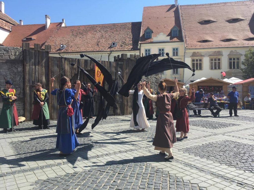 Spectacol medieval în centrul Sibiului.